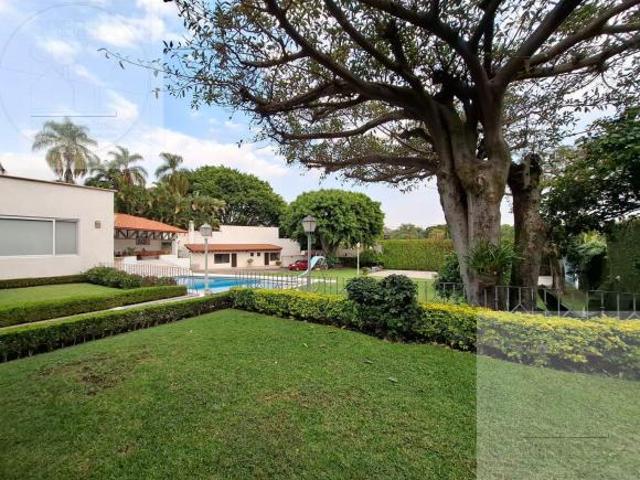 CASA EN VENTA EN CUERNAVACA, EN UN NIVEL EN LA COLONIA MANANTIALES, CON 6 HABITACIONES CADA UNA CON