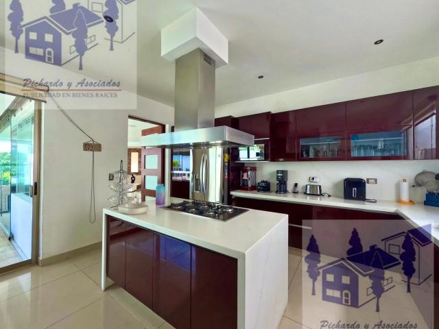 Casa en venta en Cuernavaca, Fraccionamiento Colorines, vigilancia