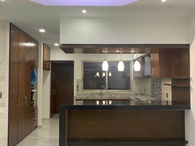 Casa en venta en Cuernavaca, Lomas de Vista Hermosa, Fraccionamiento, vigilancia