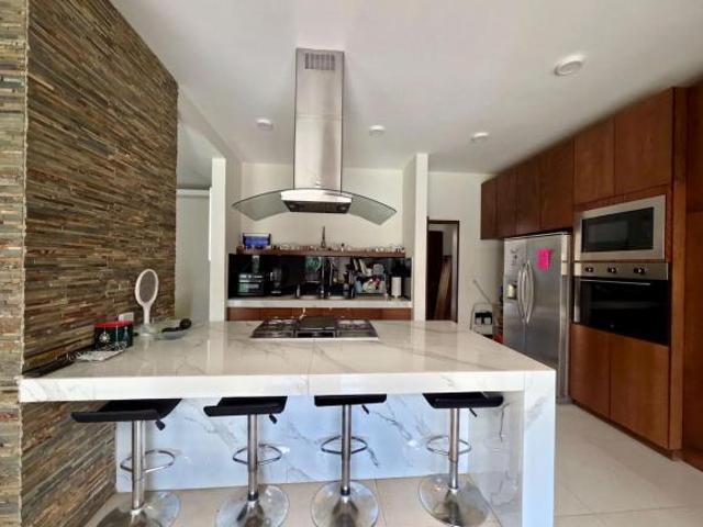 Casa en venta en Cuernavaca, Lomas del Sol, vigilancia, alberca