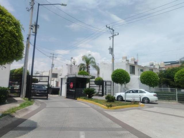 CASA EN VENTA EN CUMBRES DE LA PRADERA