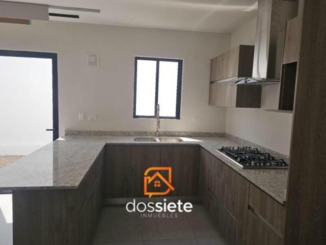 casa en venta en cumbres esquina frente a parque