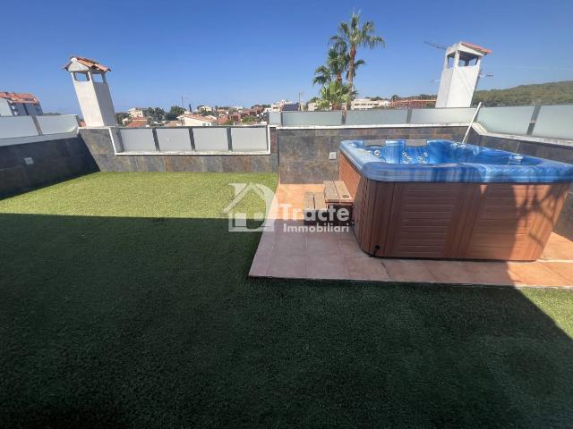 Casa en venta en Cunit: espacio y comodidad para toda la familia