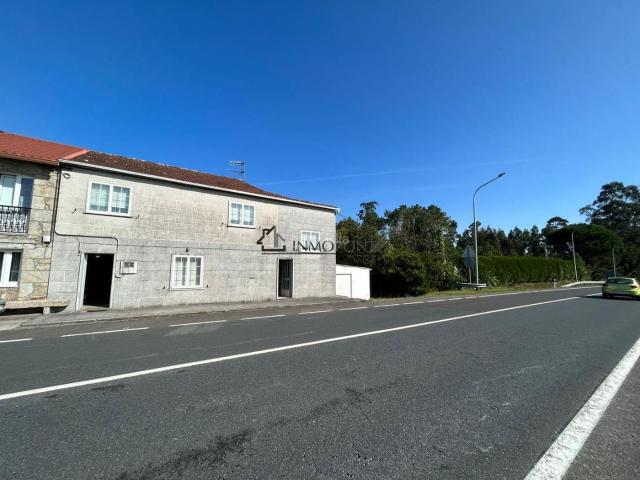 Casa en venta en Cuntis. Se vende amplia casa adosada de dos plantas en Troans, con 4.900 m2 de terreno a pocos minutos de Cuntis, ideal para quienes busca. Casas.