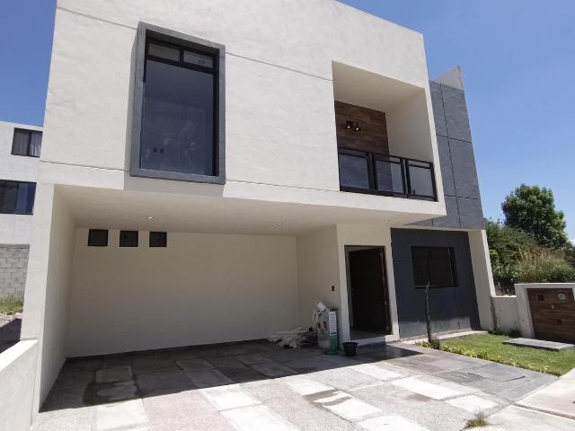 Casa en venta en Ca?adas del Arroyo con 4 rec, sala de tv y roof garden