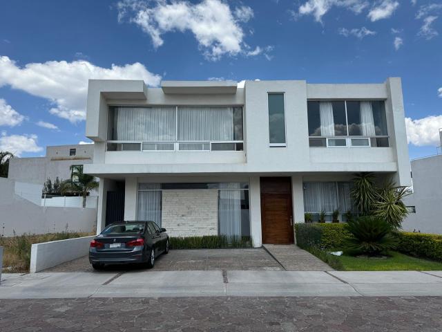 Casa en venta en Ca?adas del lago con 3 recamaras con ba?o y roof garden