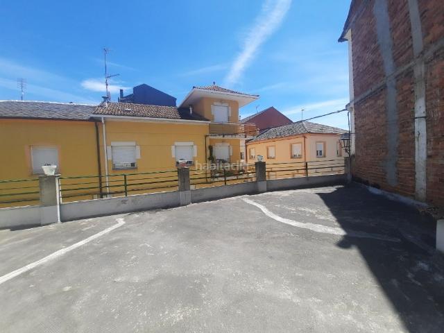 Casa en venta en Cacabelos. Casa grande con terraza para reformar. Casas.
