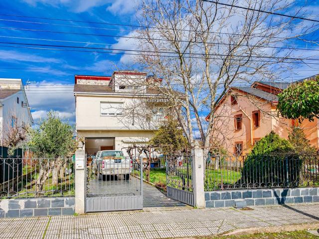 Casa en venta en Cacabelos. Se vende amplísimo chalet en Cacabelos. Casas.