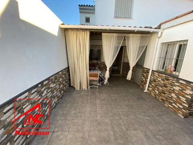Casa en venta en Cabezas de San Juan Las. Estupenda vivienda unifamiliar de 95 m2 construidos situada en la zona de la Algodonera, cerca de colegio, comercios y restaurante. Casas Cabezas de San.