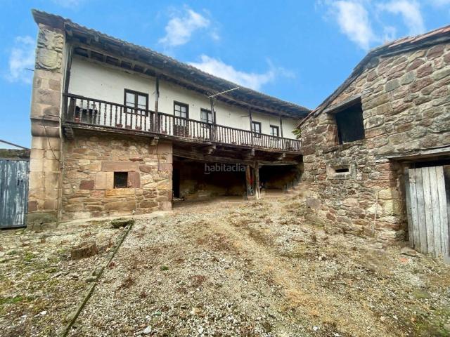 Casa en venta en Cabezón de la Sal. CASA MONTAÑESA CON JARDÍN EN SANTIBAÑEZ. Casas Cabezón de la.