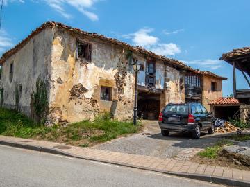 Casa en venta en Cabranes. Venta de gran casa de 326m2 a reformar,con terreno de 800m2 anexo en Torazo, Cabranes. Casas.