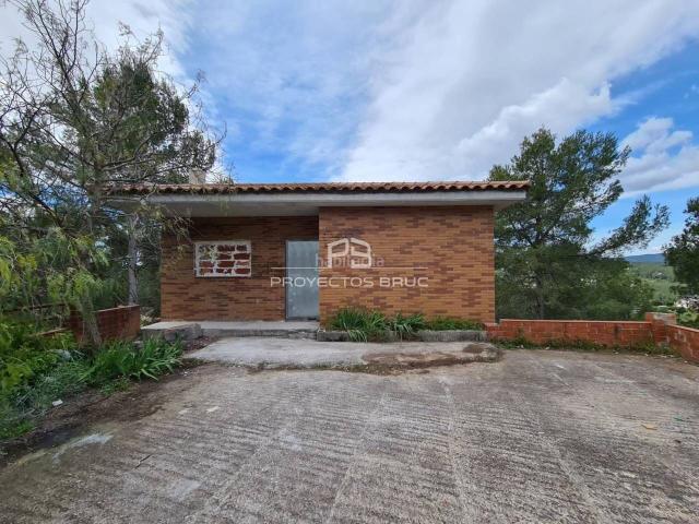 Casa en venta en Cabrera d´Anoia. En Cabrera d Anoia en la Urbanización de Can Ros Casa en Construcción a reformar con amplia parcela con vistas en VENT. Casas Cabrera.