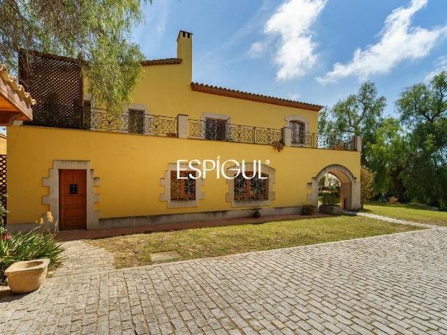Casa en venta en Cabrera de Mar. Refugio de lujo y serenidad con vistas infinitas al Mediterráneo en Cabrera de Mar. Casas Cabrera de.