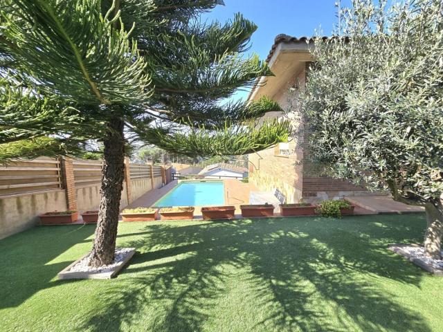 Casa en venta en Cabrils. Casa impecable con privacidad, piscina y vistas panorámicas. Casas.
