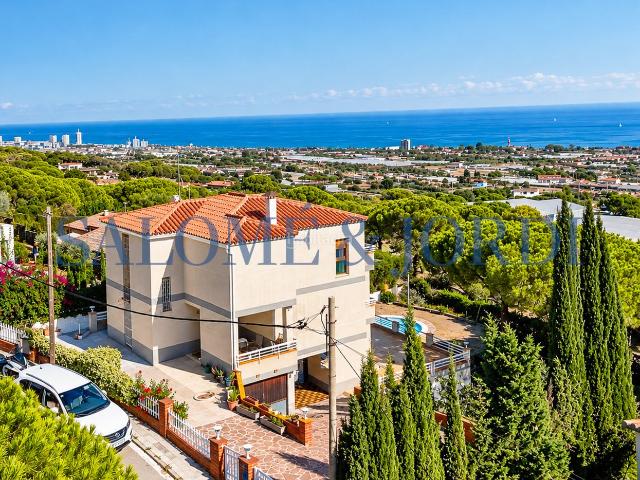Casa en venta en Cabrils. Casa independiente con vistas al mar. Casas.