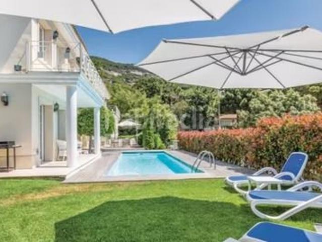 Casa en venta en Cabrils. de lujo de 555m2, 5 hab, con piscina. Casas.