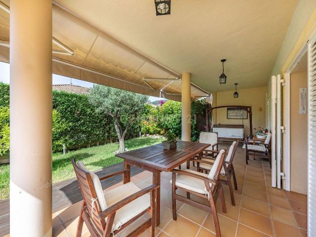 Casa en venta en Cabrils. Elegante vivienda con ascensor privado, jardín y vistas a la montaña en Cabrils. Casas.
