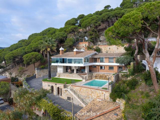 Casa en venta en Cabrils. Mirador de lujo al Maresme elegancia, luz y vistas al Mediterráneo. Casas.