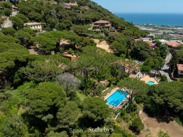 Casa en venta en Cabrils. Villa de lujo con licencia turística y vistas panorámicas al mar. Casas.