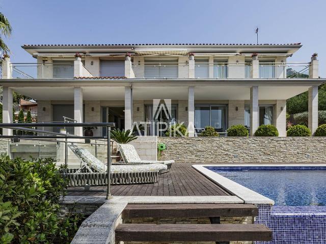 Casa en venta en Cabrils. Villa exclusiva de casi 800m2 y 1500m2 de parcela con piscina, áreas de ocio y vistas al mar. Casas.