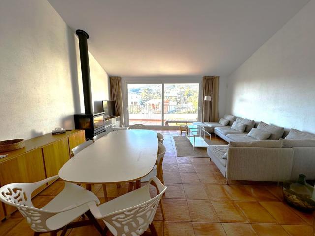Casa en venta en Cadaqués Costa Brava. Gran casa adosada a 5 minutos del centro. Casas.