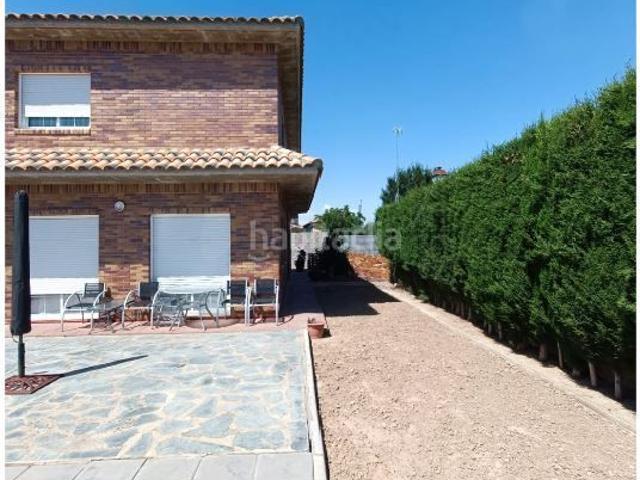 Casa en venta en Cadrete. Cadrete, Urbanización El Sisallete, calle Sobradiel, chalet individual, 3 dormitorios, 3 baños, buenas calidades. Casas.