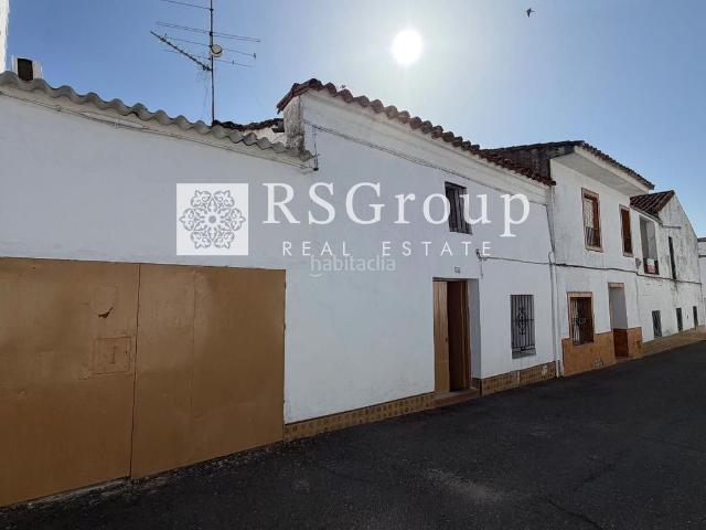 Casa en venta en Cala. Una inversión única en la Sierra de Aracena Gran Edificio con 3 viviendas independientes y garaje en Cala. Casas.