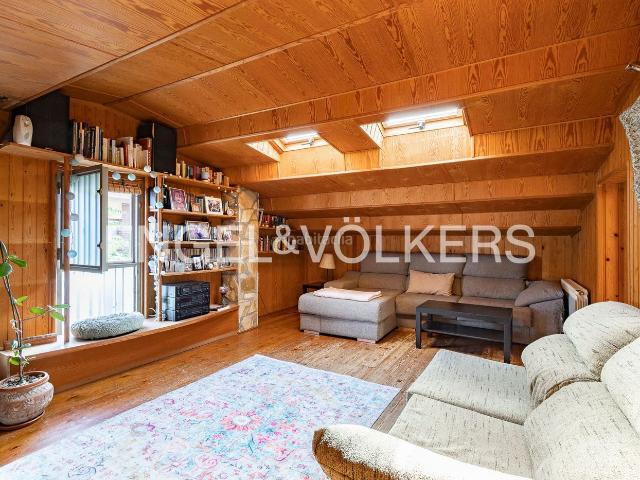 Casa en venta en Calaf. Casa amb caràcter, espais ben distribuïts i pati privat a Calaf. Casas.