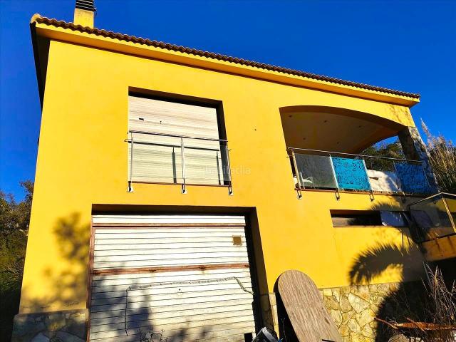 Casa en venta en Caldes de Malavella. Casa unifamiliar con piscina, amplias vistas y gran parcela en Urbanización Can Carbonell, Caldes de Malavella. Casas Caldes de.