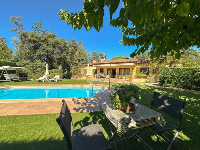 Casa en venta en Caldes de Malavella. CASA DE 6 DORMITORIOS Y PISCINA EN CALDAS DE MALAVELLA. Casas Caldes de.