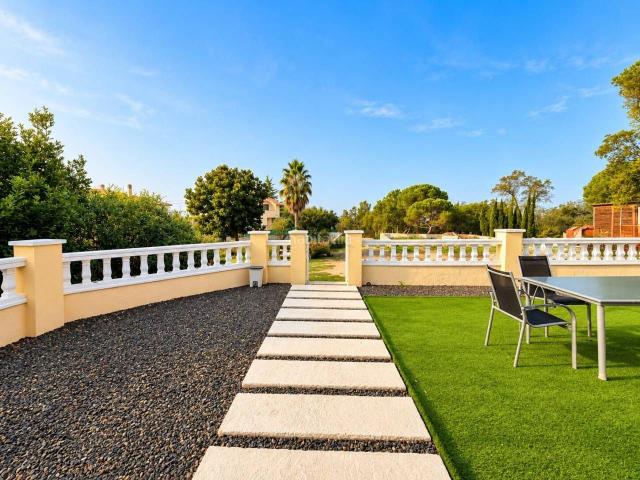 Casa en venta en Caldes de Malavella. CHALET CON LICENCIA TURÍSTICA, PARCELA DE 1.232 M Y 323 M CONSTRUIDOS EN CALDES DE MALAVELLA. Casas Caldes de.
