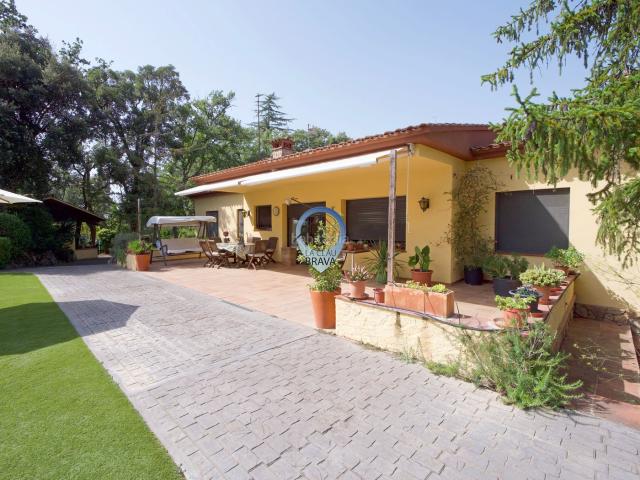 Casa en venta en Caldes de Malavella. Una casa con jardín, piscina, y mucho más que eso. Casas Caldes de.