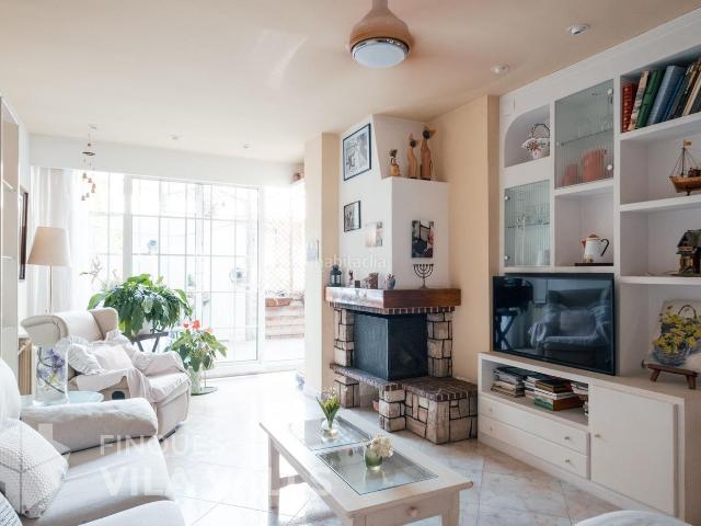 Casa en venta en Caldes de Montbui. Casa con garaje para 5 coches, terraza y amplios espacios familiares. Casas Caldes de.