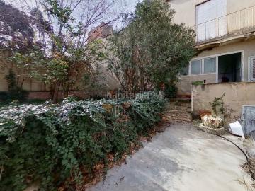 Casa en venta en Caldes de Montbui. Casa única con jardín privado en el centro histórico. Casas Caldes de.
