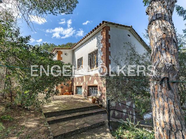 Casa en venta en Caldes de Montbui. Chalet céntrico con gran extensión de jardín y privacidad. Casas Caldes de.