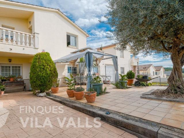 Casa en venta en Caldes de Montbui. Parcela plana y vistas al bosque. Casas Caldes de.
