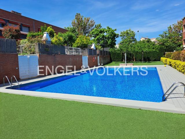 Casa adosada en venta en Calella. Casa en Calella con piscina cerca del núcleo urbano. Casas adosadas.