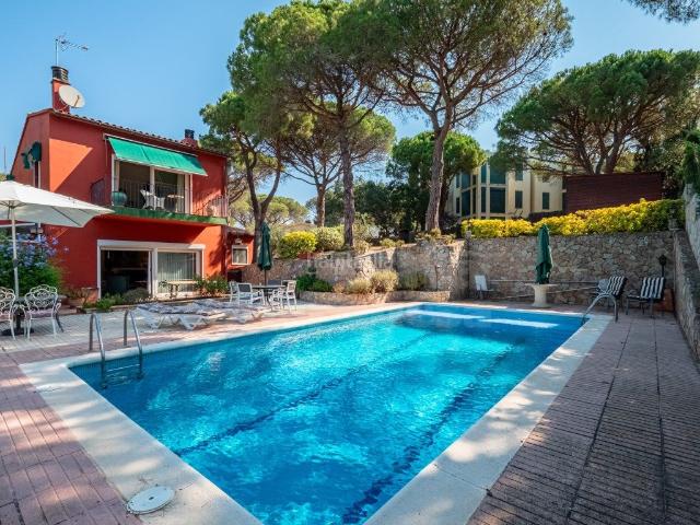 Casa en venta en Calella de Palafrugell Costa Brava. Casa unifamiliar con jardín y piscina en Calella de Palafrugell. Casas Calella de.