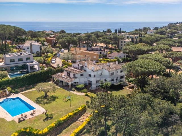 Casa en venta en Calella de Palafrugell Costa Brava. Casa con gran parcela y piscina en Calella de Palafrugell. Casas Calella de.