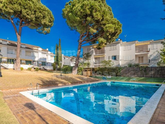 Casa en venta en Calella de Palafrugell Costa Brava. Casa con vistas al mar, jardín y piscina comunitarios en Calella de Palafrugell. Casas Calella de.