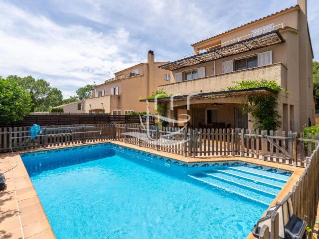 Casa en venta en Calella de Palafrugell Costa Brava. AMPLIA VILLA CON JARDÍN, GARAJE MUY ESPACIOSO Y PISCINA PRIVADA. Casas Calella de.