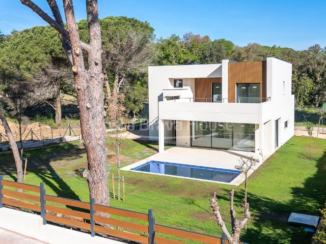Casa en venta en Calella de Palafrugell Costa Brava. Vivienda de lujo de obra nueva en Calella de Palafrugell, cerca del mar y con piscina privada. Casas Calella de.