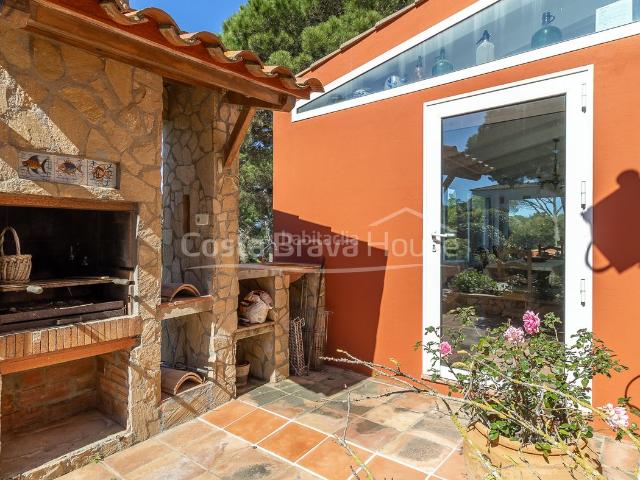 Casa en venta en Calella de Palafrugell Costa Brava. Villa mediterránea en venta en Calella de Palafrugell con piscina, jardín y apartamento independiente. Casas Calella de.