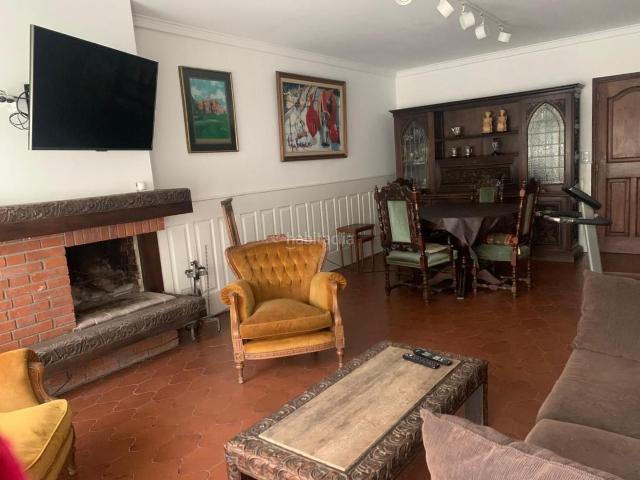 Casa en venta en Calella. Vivienda de 240 m² con jardín, 5 habitaciones y un amplio espacio para reuniones. Casas.
