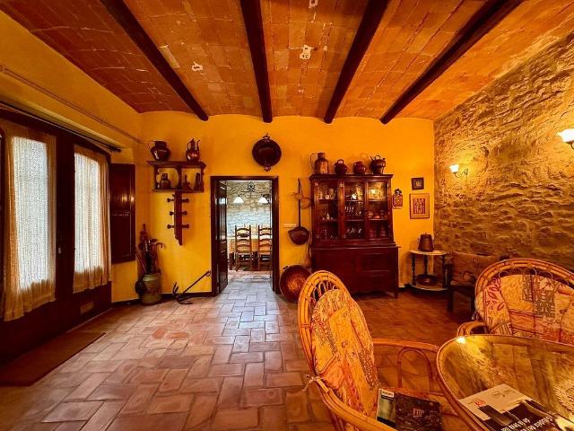 Casa en venta en calle Major, Ullastret, de 204 m² 3 habitaciones por 450.000