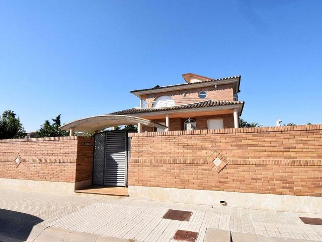 Chalet en venta en calle Àngel Guimerà, Santa Bàrbara, de 439 m² 6 habitaciones por 450.000