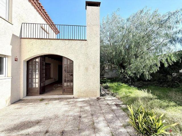 Casa adosada en venta en calle Aribau, Figueres, de 320 m² 7 habitaciones por 529.900