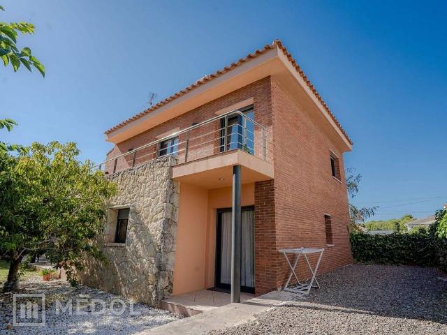 Casa en venta en calle Baix Camp, Tarragona, de 366 m² 4 habitaciones por 649.000