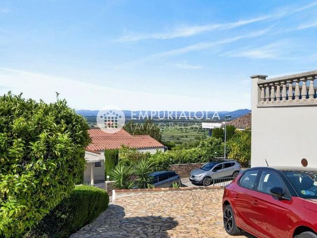 Casa en venta en calle Bèlgica, Palau Saverdera, de 219 m² 3 habitaciones por 650.000