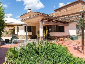 Casa en venta en calle Caus, Viladecavalls, de 215 m² 3 habitaciones por 590.000